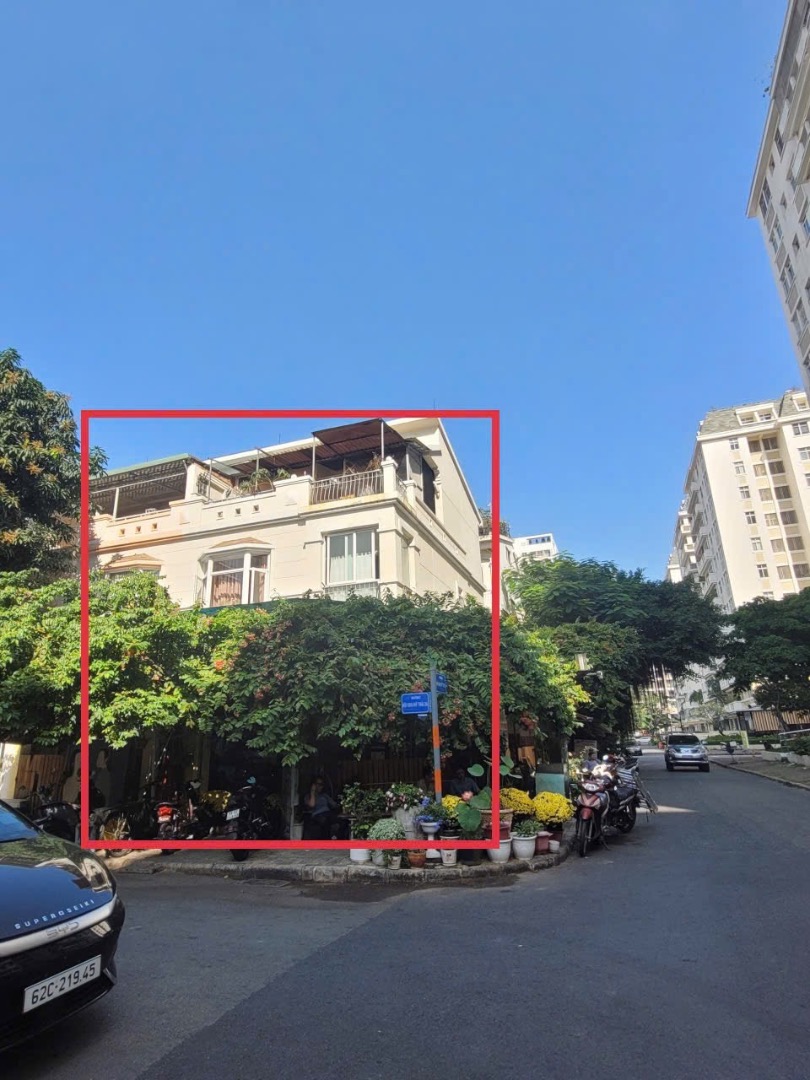 Corner Villa for sale, Southeast-facing - Cool, quiet, near park