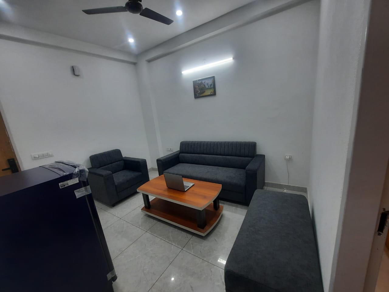 Fully Furnished 1 BHK With Balcony in Sector-57 Golf Course extension road, Gurugram — photo 1 of 8