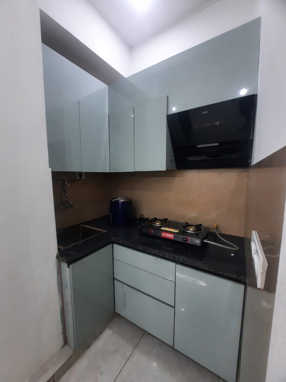 Fully Furnished 1 BHK With Balcony in Sector-57 Golf Course extension road, Gurugram — photo 2 of 8