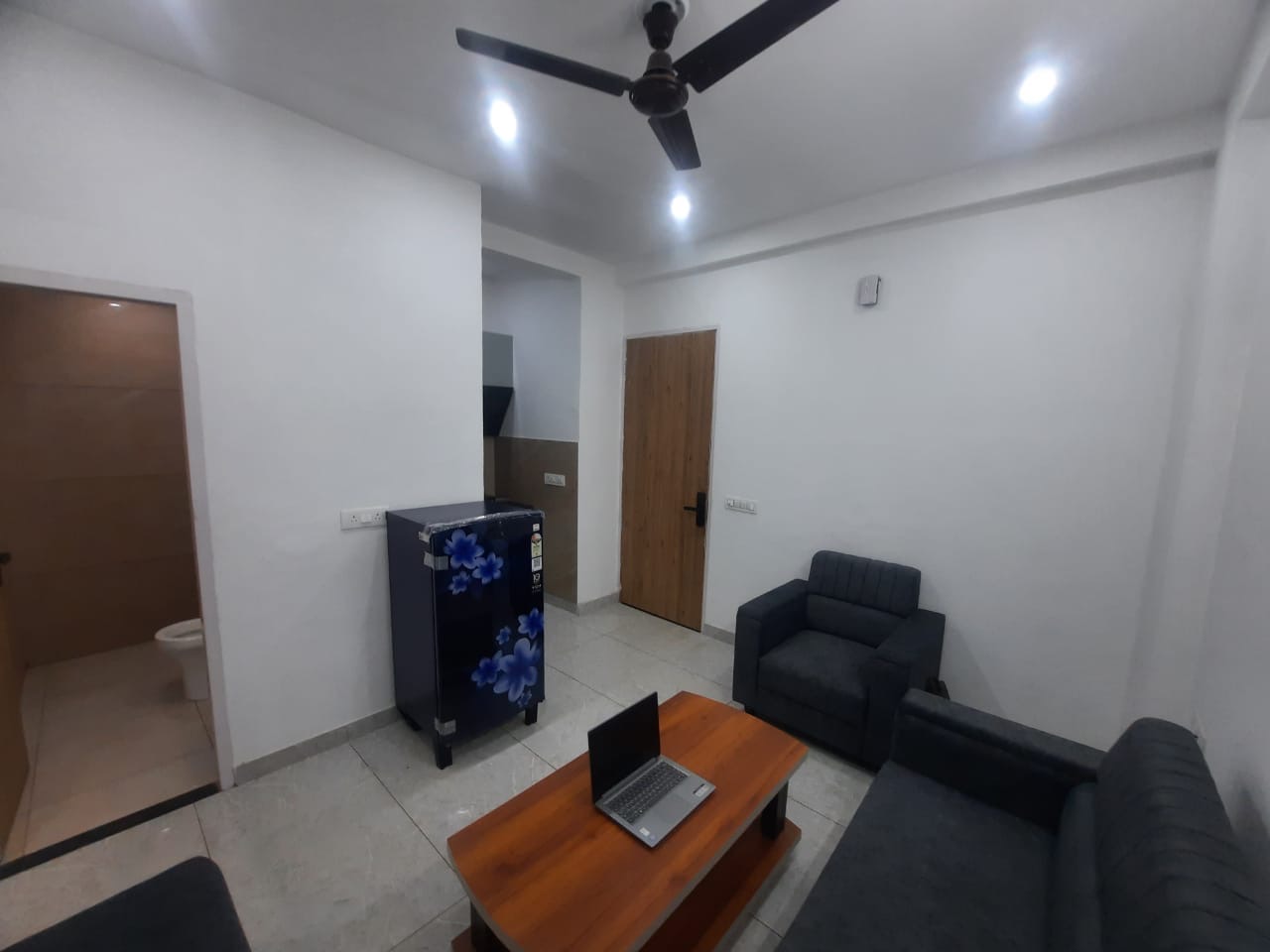 Fully Furnished 1 BHK With Balcony in Sector-57 Golf Course extension road, Gurugram — photo 3 of 8