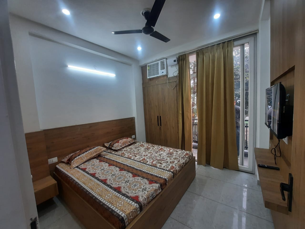 Fully Furnished 1 BHK With Balcony in Sector-57 Golf Course extension road, Gurugram — photo 4 of 8