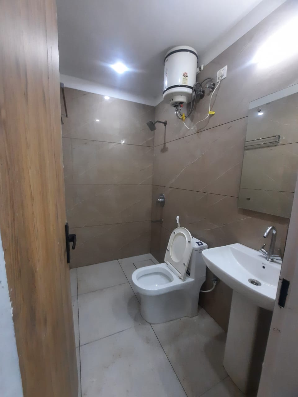 Fully Furnished 1 BHK With Balcony in Sector-57 Golf Course extension road, Gurugram — photo 5 of 8