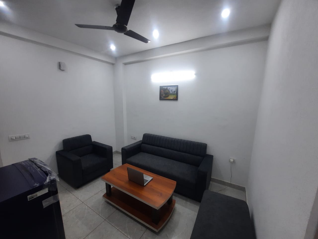 Fully Furnished 1 BHK With Balcony in Sector-57 Golf Course extension road, Gurugram — photo 6 of 8