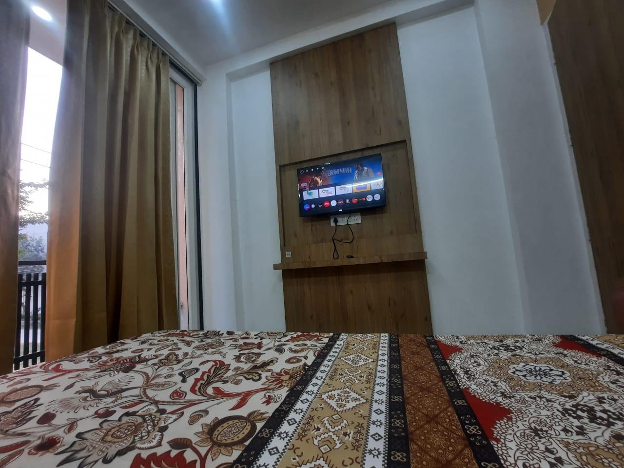 Fully Furnished 1 BHK With Balcony in Sector-57 Golf Course extension road, Gurugram — photo 7 of 8