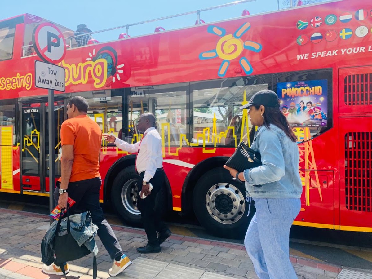 Red bus tour — photo 2