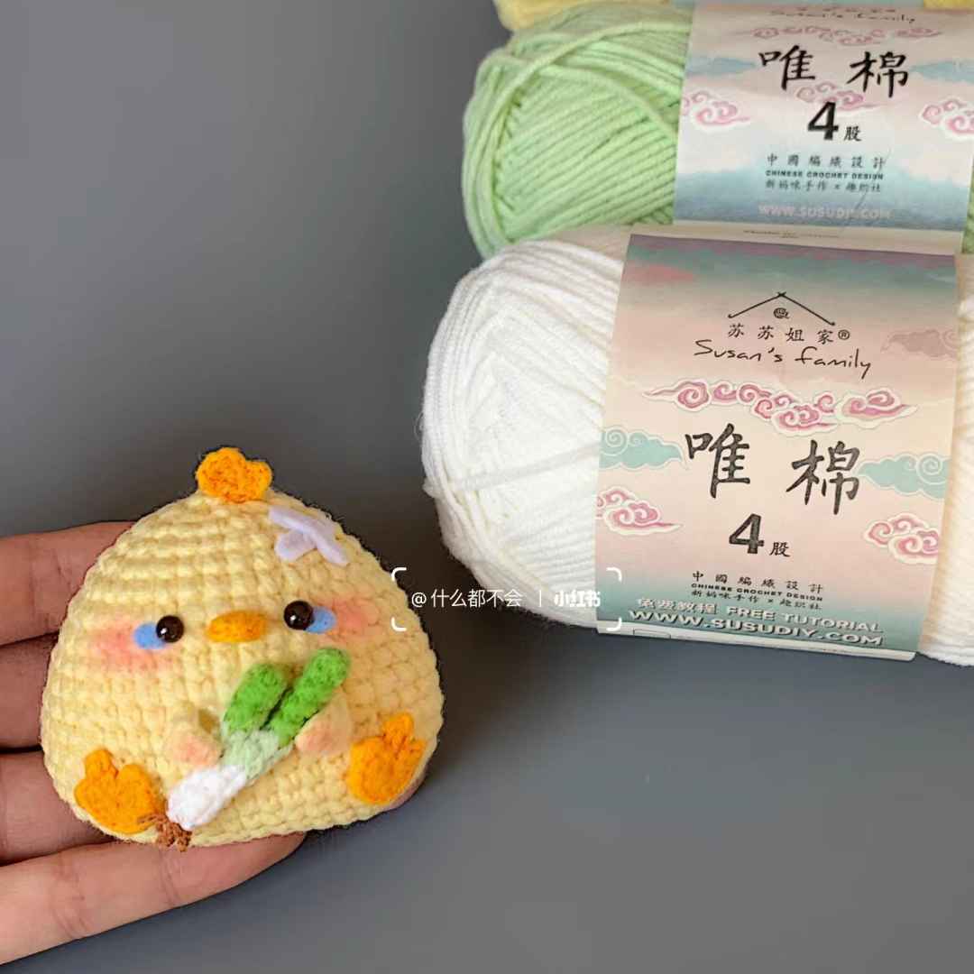 Chart móc bé gà con ôm củ hành dễ thương- Cute chick holding onion crochet chart