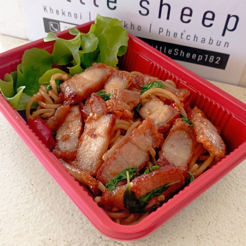 สปาเก็ตตี้กะเพราหมูกรอบ