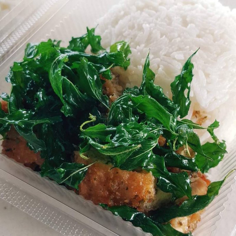 ข้าวไก่ทอดกระเพรากรอบ