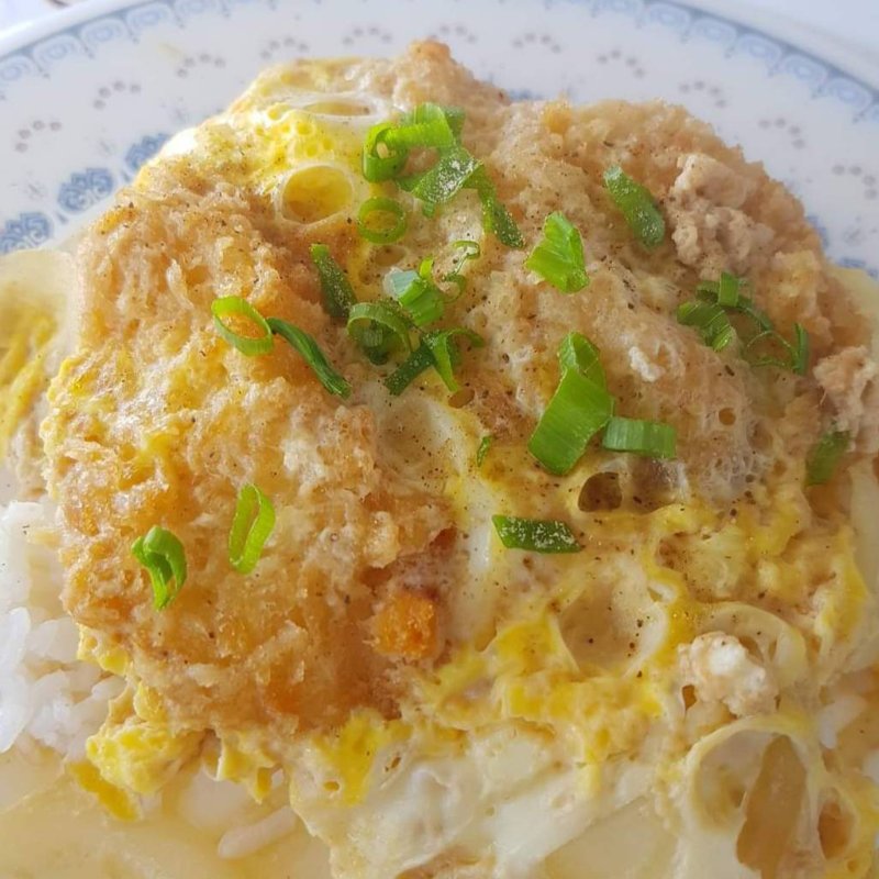 ข้าวหน้าไก่ทอดใส่ไข่