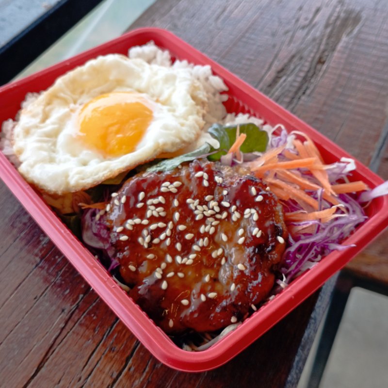 ข้าวแฮมเบิร์กหมู+ไข่ดาว