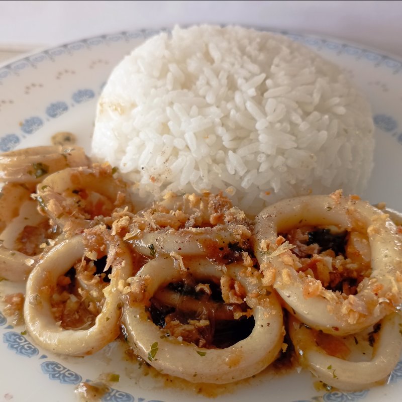 ข้าวทะเลผัดกระเทียมพริกไทย