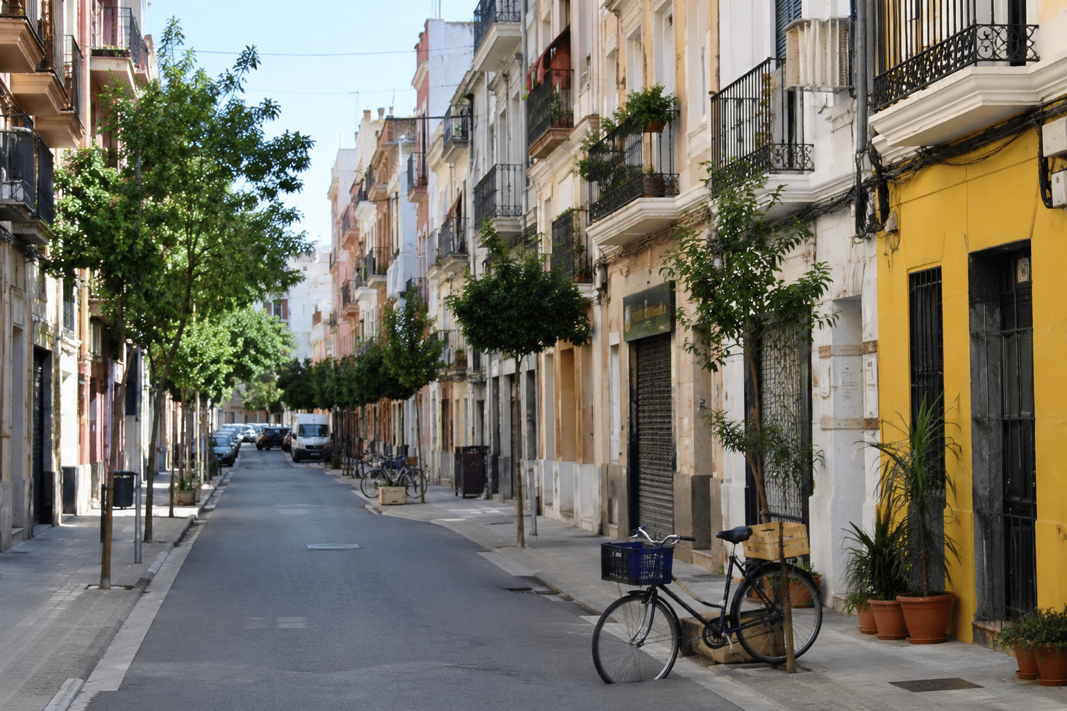 Arquitectura tradicional y calles arboladas del barrio de Ruzafa en Valencia.