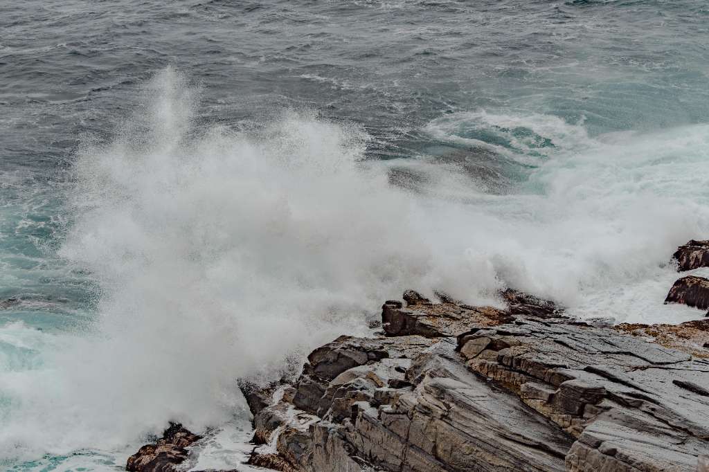Weather warnings extend over south-east coast as large swell develops - Gold Coast, Queensland