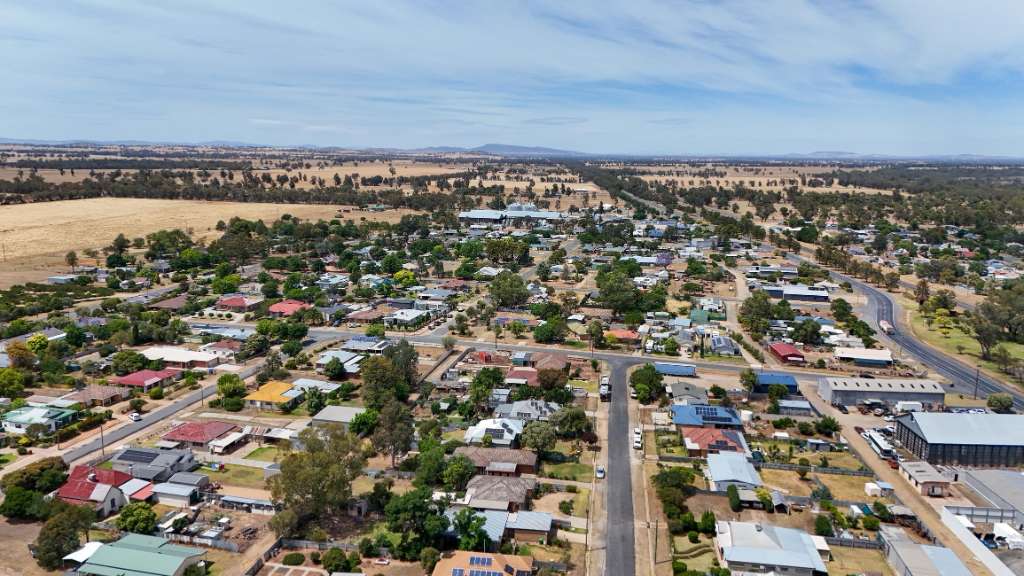 Emergency crews respond to gas leak near Henty Public School