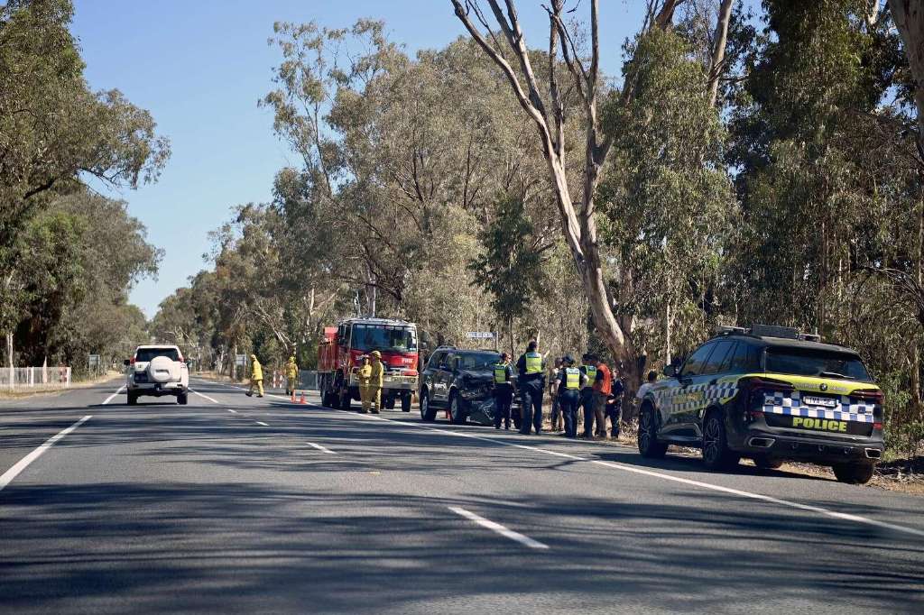 Vehicle crashes into tree on Bendigo-Eaglehawk-Neilborough Road, prompting emergency response - Bendigo, VIC