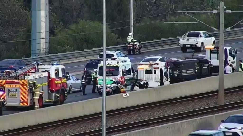 Peak-hour crash blocks lanes on Kwinana Freeway in Leeming