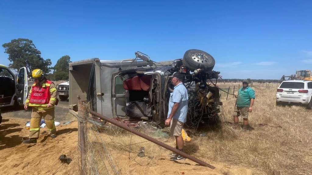 Woman trapped after truck crash at Billywillinga, teenager taken to hospital - Orange, NSW
