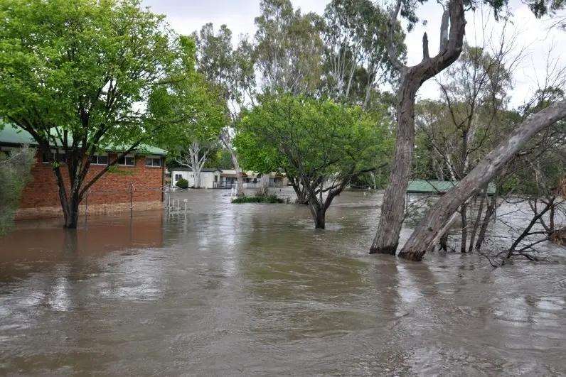Minor flooding possible at Euroa as heavy rain triggers new flood warnings