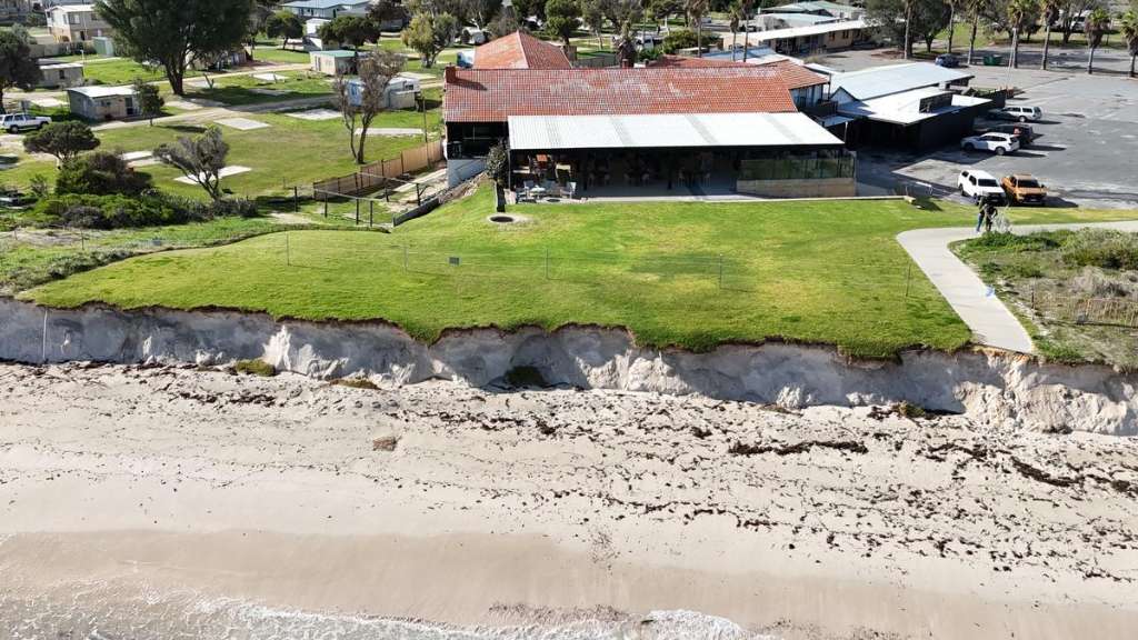 Lancelin pub at risk as severe coastal erosion threatens iconic beachfront