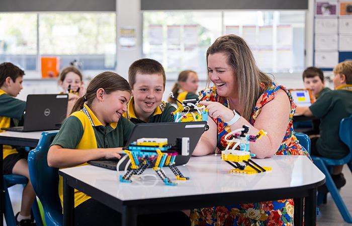 Queensland curriculum gap blamed for discouraging girls from technology careers - Brisbane, Queensland