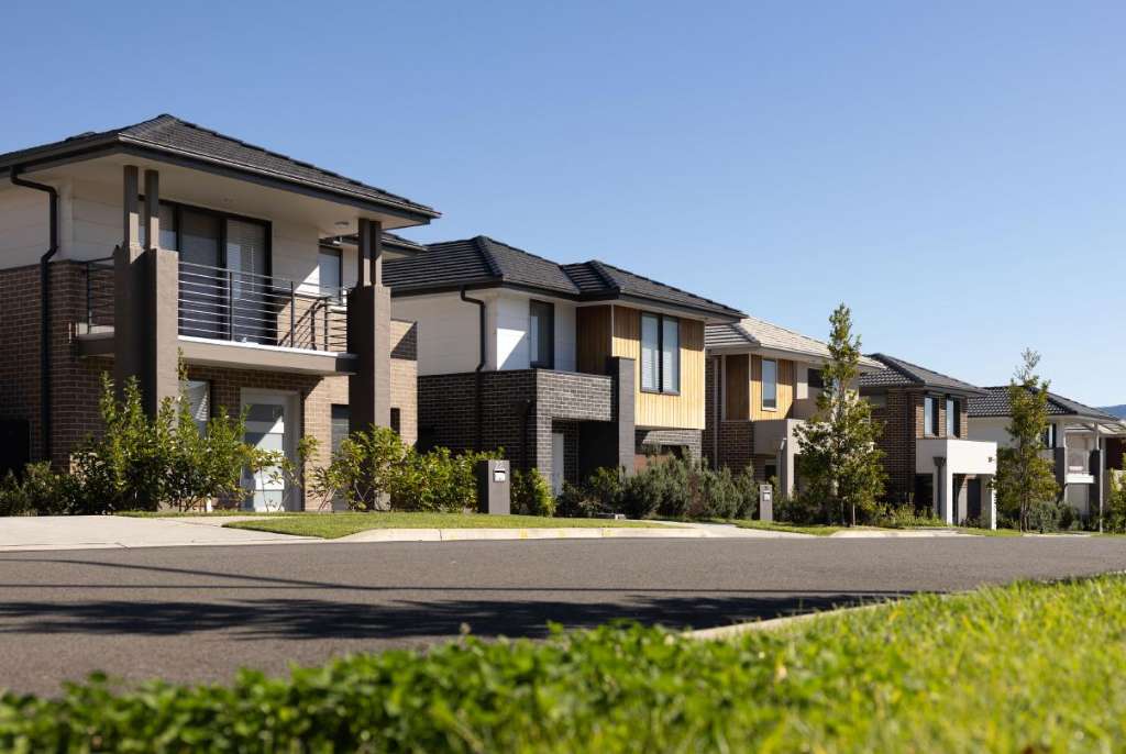 Sydney family's home loses $140,000 in value as housing downturn hits owners