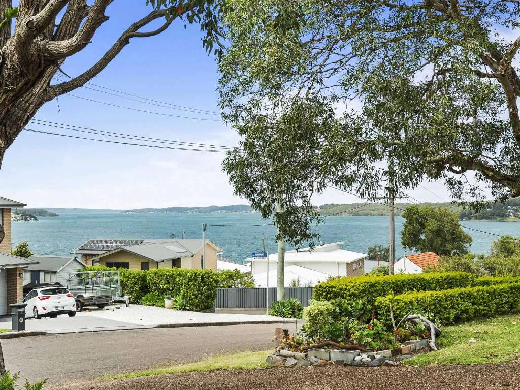 Wangi Teenagers Hailed as Heroes After Rescuing Elderly Man from House Fire