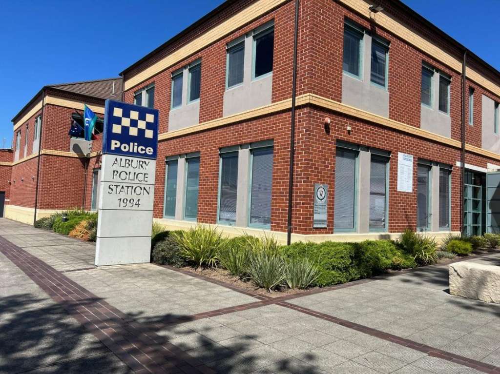 Albury police investigate Dean Street assault, motorbike theft and knife-related incidents - Albury, NSW,