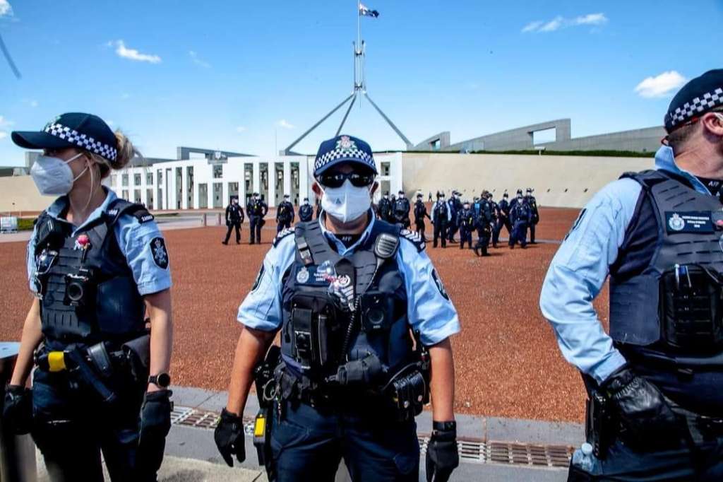 Man accused of offering $20,000 hidden inside tea bag to bribe Australian official - Brisbane, QLD