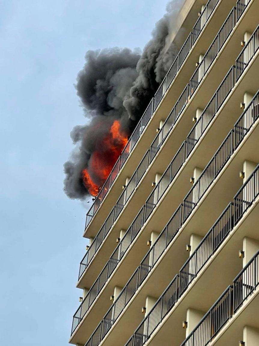Man jumps from second-storey window to escape Cairns unit fire as witness describes terrifying scene