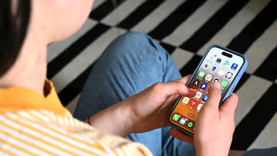 Politicians urged to tackle 'Monopoly-like' issue with i Phone payments