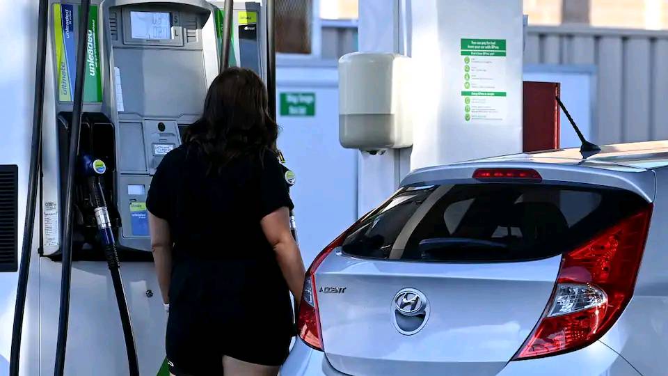 $1 a litre more: Three oil price scenarios and how they'd hit Australians