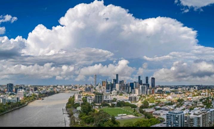 Unseasonal rain to soak south-east Queensland before sharp temperature drop