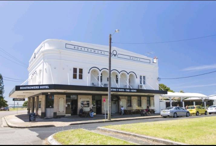 Pub Patrons Fight Back Against Armed Robber at Newcastle Hotel