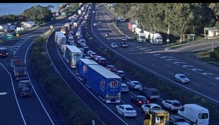 M1 shut between Currumbin Waters and Twed Heads after fatal truck crash