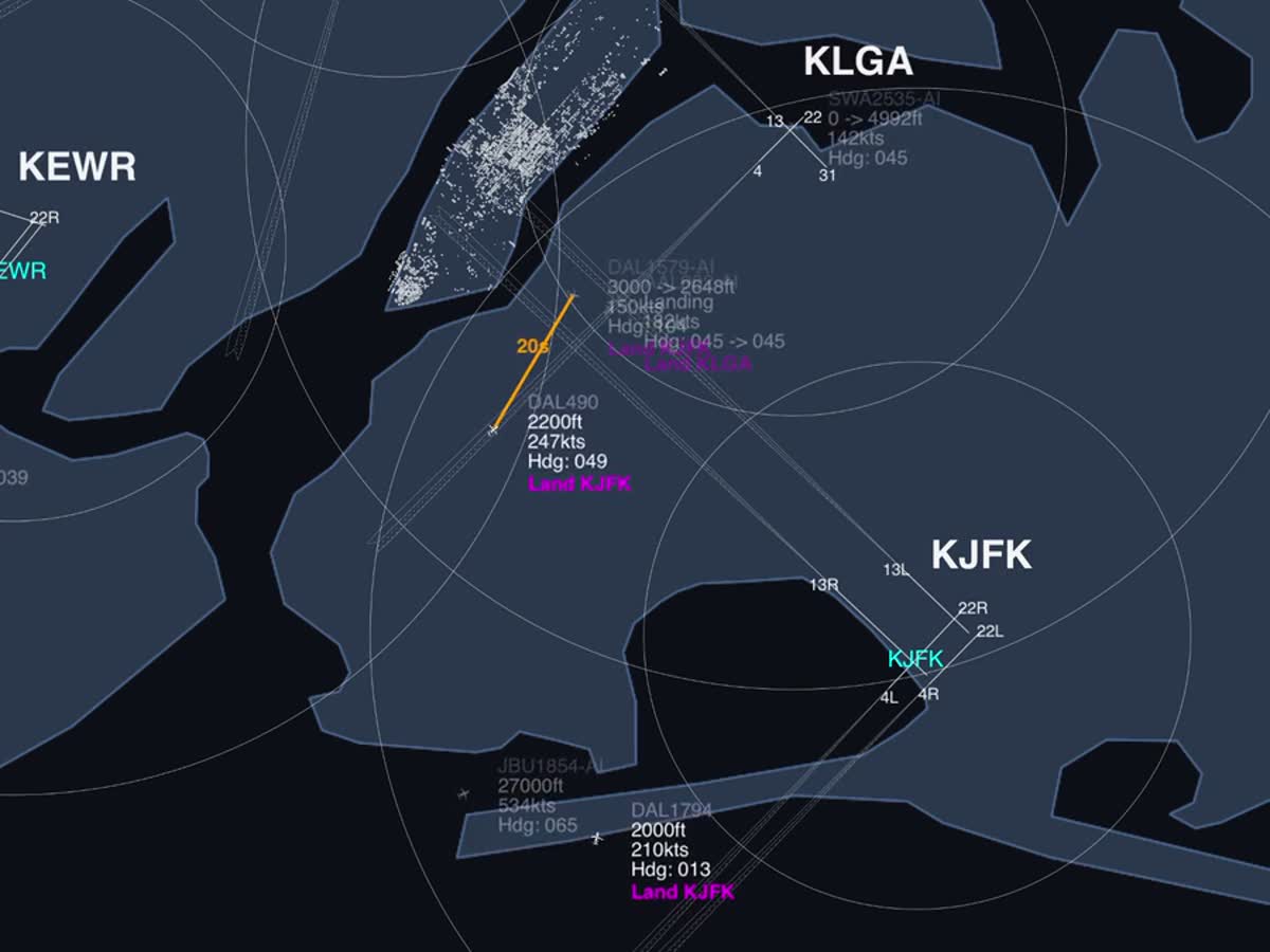 New York live traffic. DAL490, one of yours, closes on DAL1579 at the same height on the way in to JFK, and the amber line gives 20 seconds. Nobody was flying in this capture, so they lost separation half a minute later: 0.8 NM apart and 3 ft apart in height.