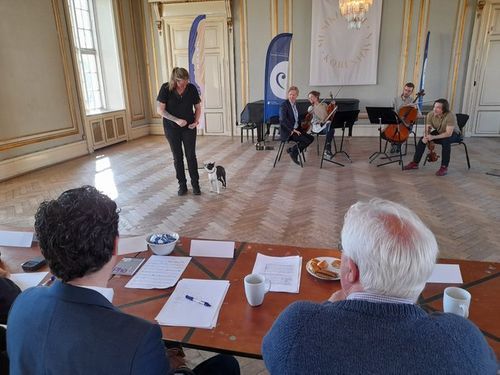 Der blev gøet, grinet og spillet Mozart til sjælden audition for hunde