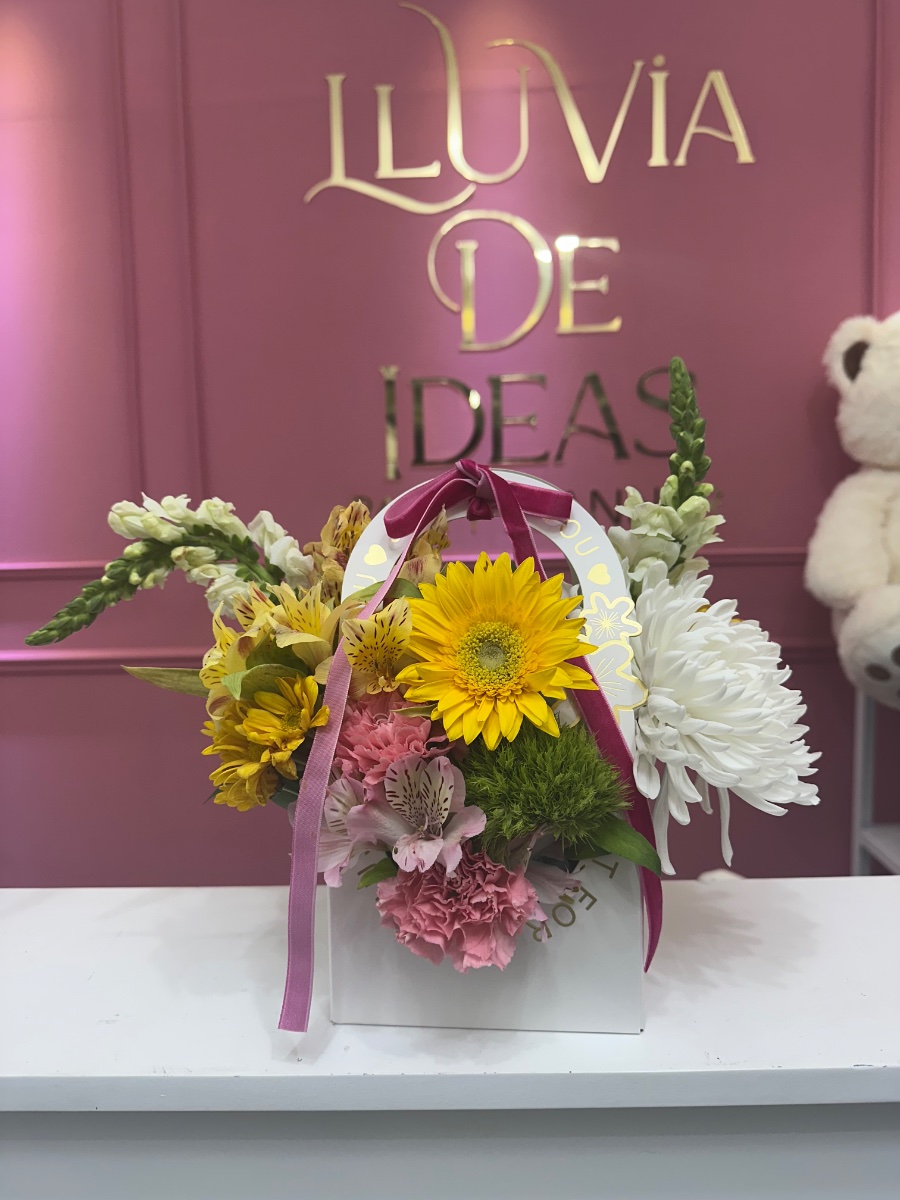 Canasta Floral Variadas — Lluvia de Ideas Party