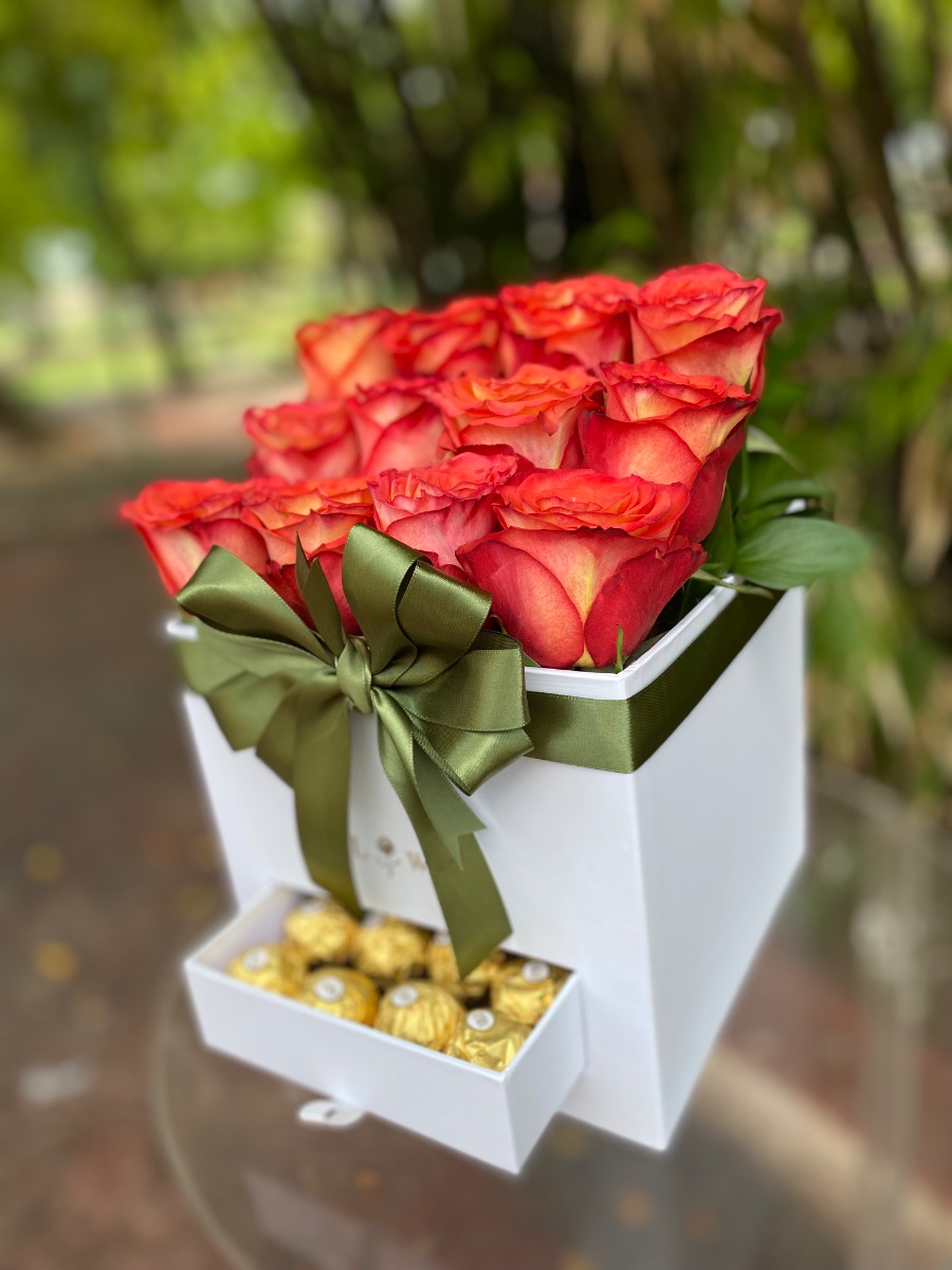Caja Cuadrada de 16 Rosas — Lluvia de Ideas Party