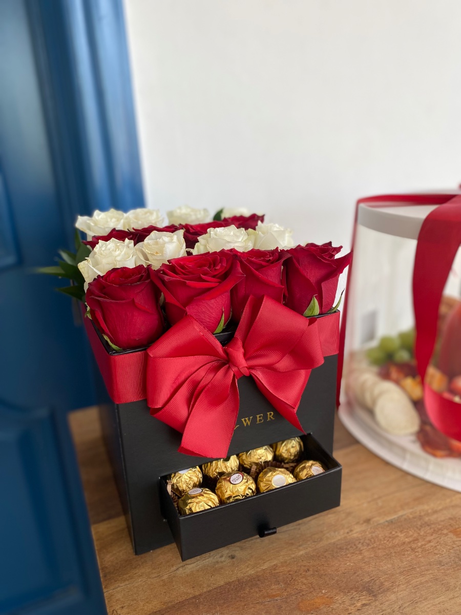 Caja Cuadrada de 16 Rosas foto 2