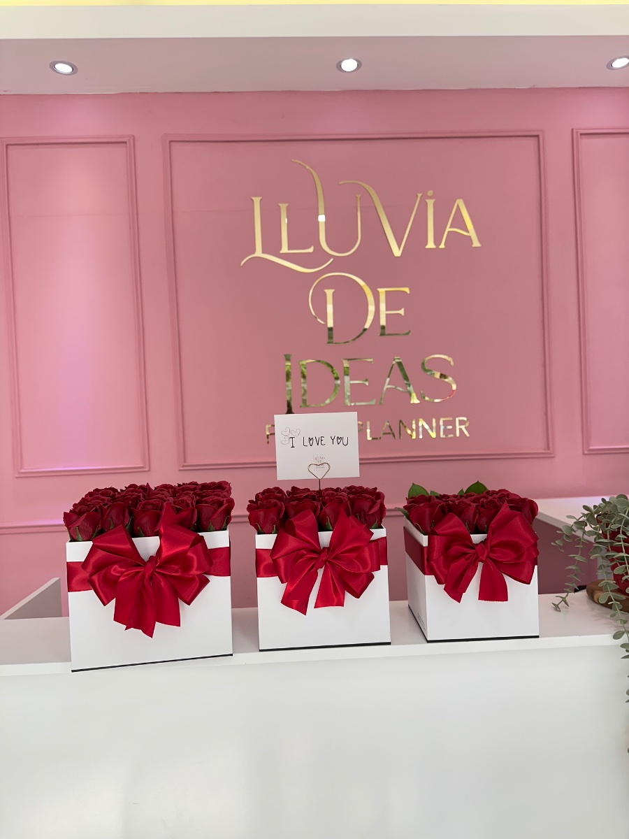 Caja Cuadrada 12 Rosas — Lluvia de Ideas Party