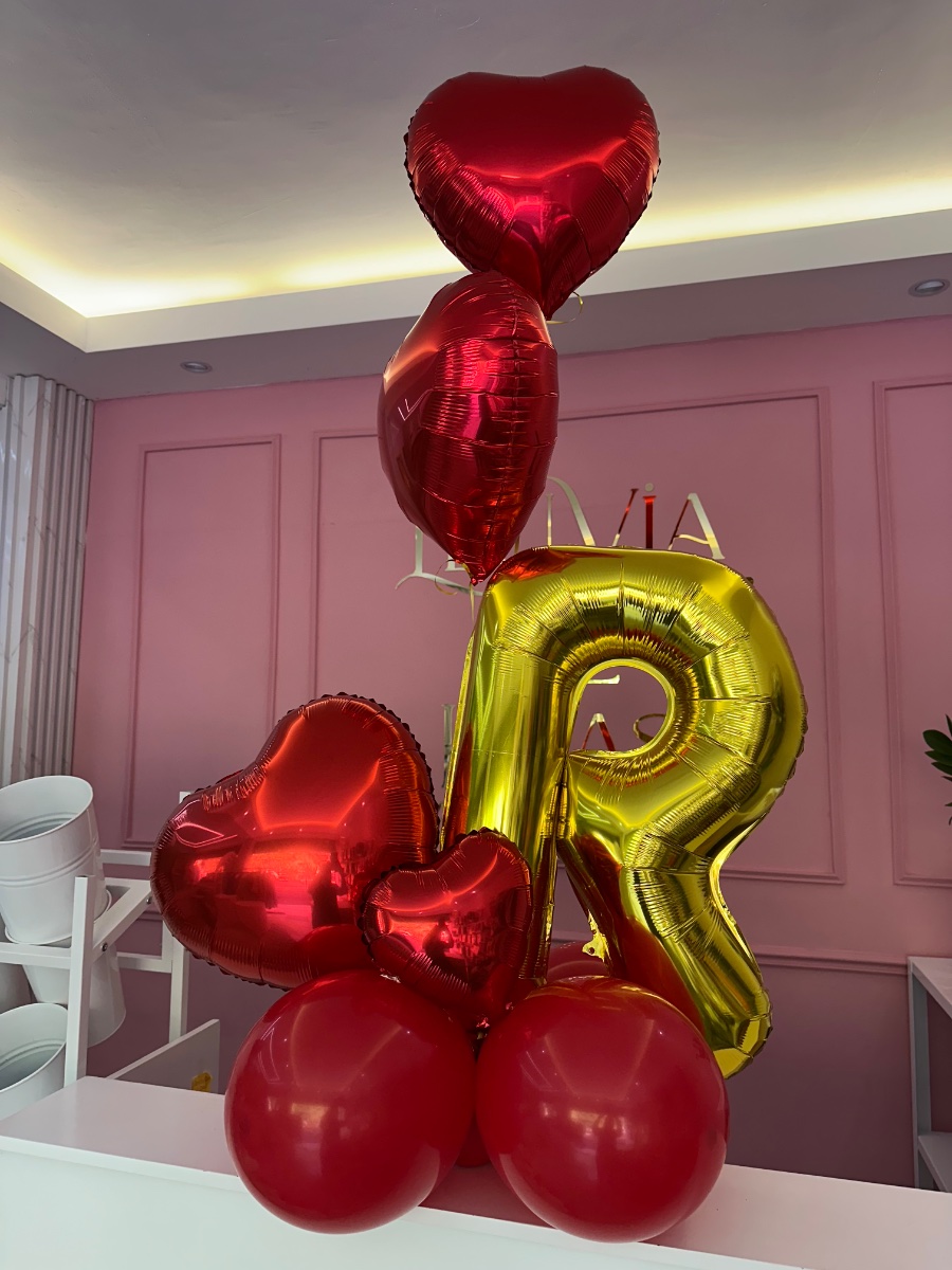 Arreglo de globos con inicial — Lluvia de Ideas Party