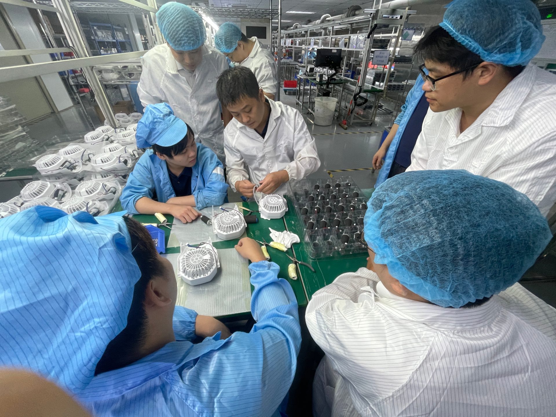CNL personnel training workers at a supply node to refine working instructions.