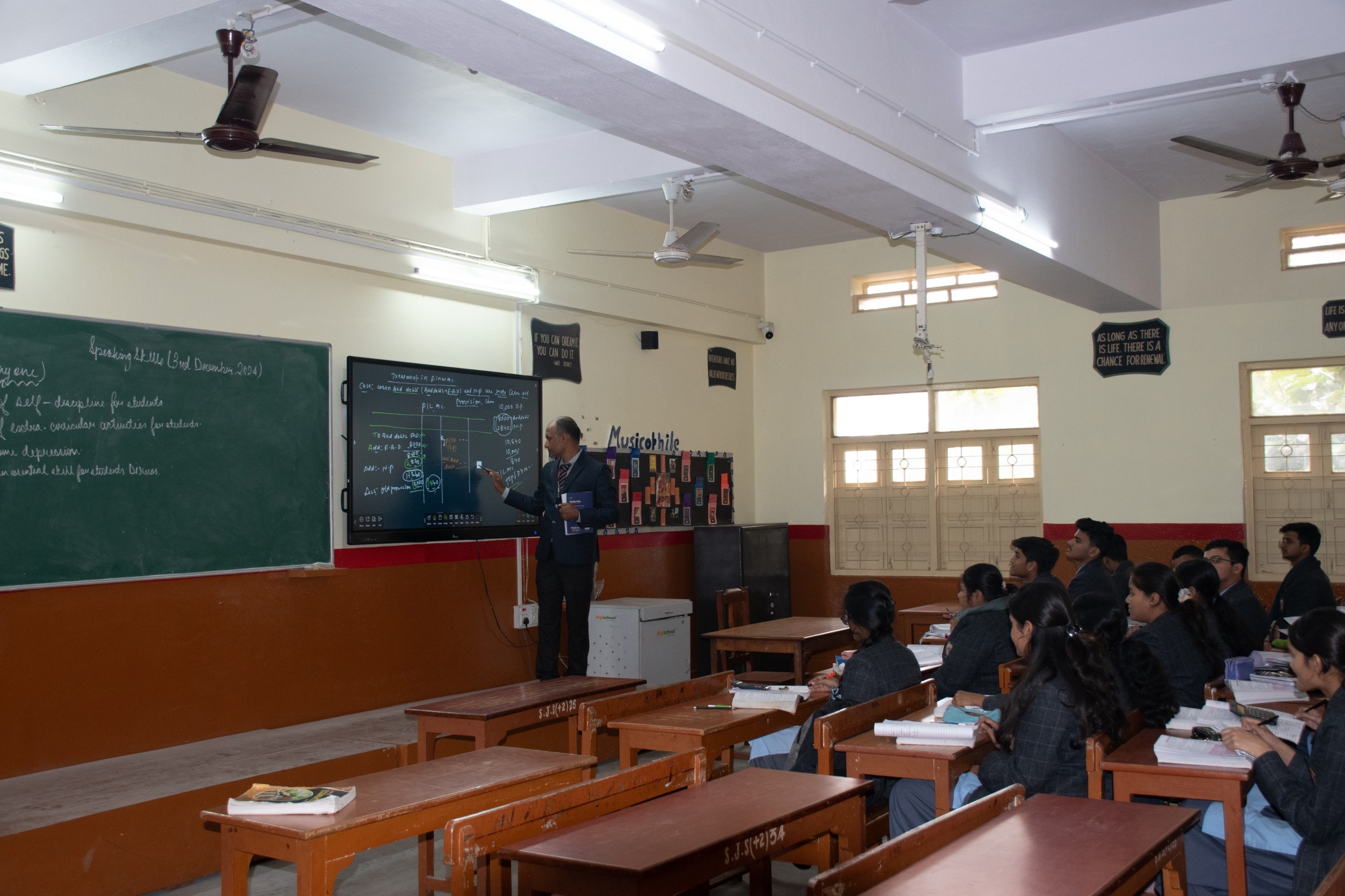 🖥️ Smart Classroom – Learning, Upgraded