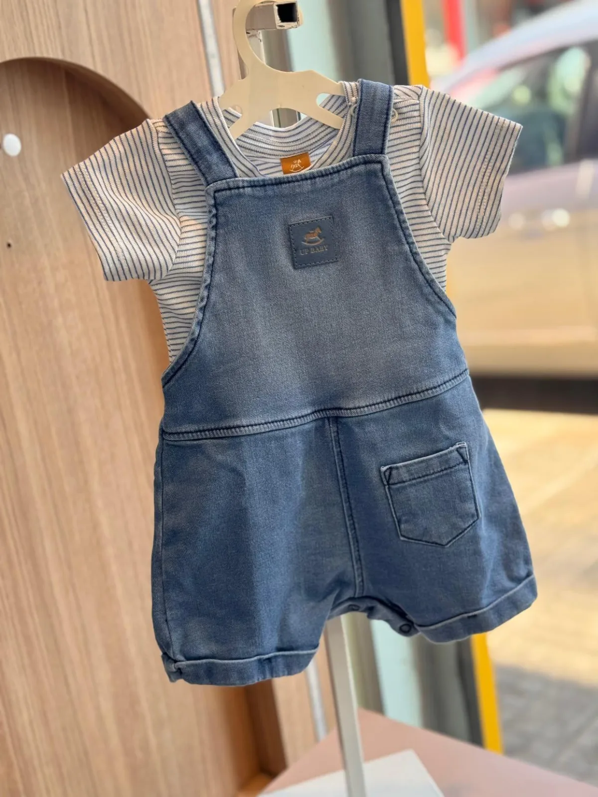 Jardineira jeans com body - UP BABY