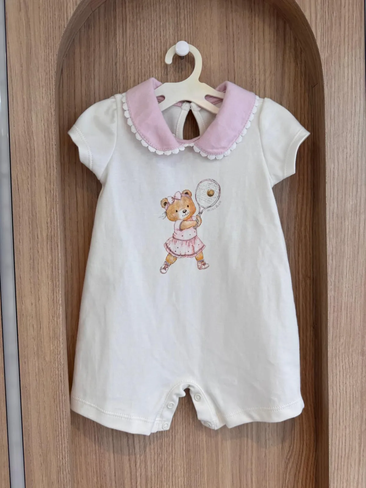 Romper com gola bordada ursinho tenista - MINI&CO