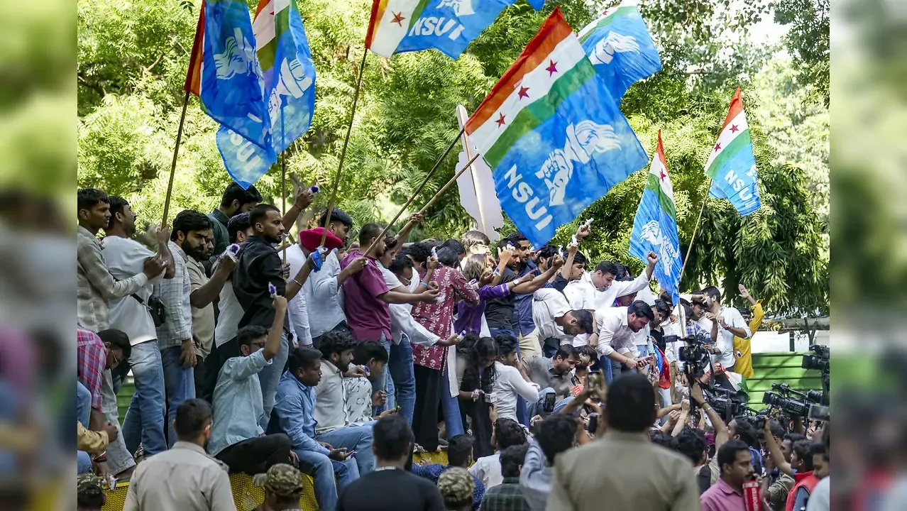 NSUI Holds ‘Ungli Toh Uthegi’ March in Delhi, Demands CEC Gyanesh Kumar’s Resignation