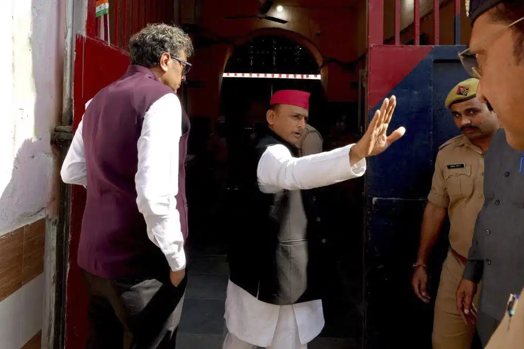 Akhilesh Yadav Meets Azam Khan in Rampur Jail, Says Corrupt Officials Are Being Used as Weapons