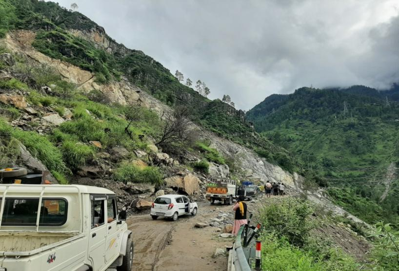 किन्नौर की ओर जाते मार्ग पर पहाड़ी भू-दृश्य और मौसम