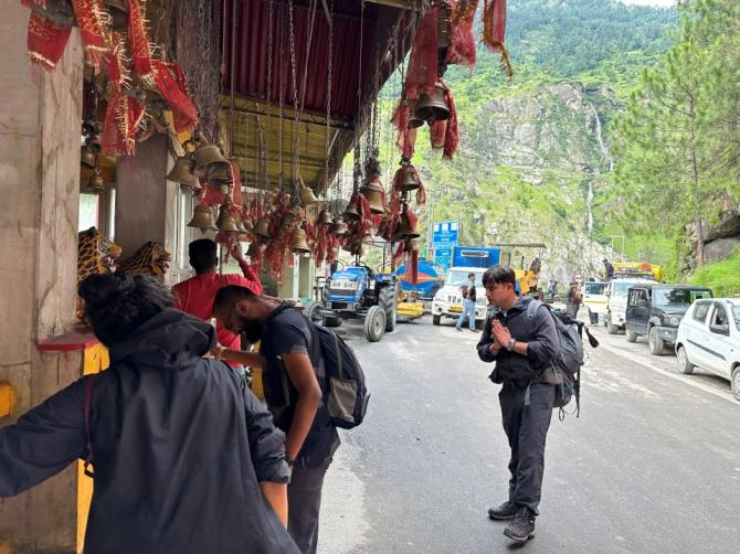 निगुलसरी के पास यात्रा के दौरान ट्रेकर्स और पहाड़ी मार्ग