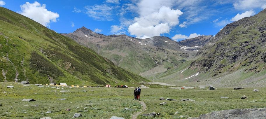 स्पीति की ओर खुलती पिन वैली का विशाल परिदृश्य